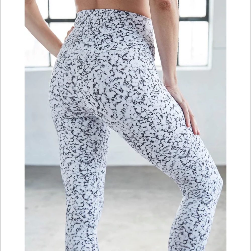 MOVING SALE | DYI Clothing Women’s White Marble Printed Yoga Tights, Size Large - Picture 2 of 5